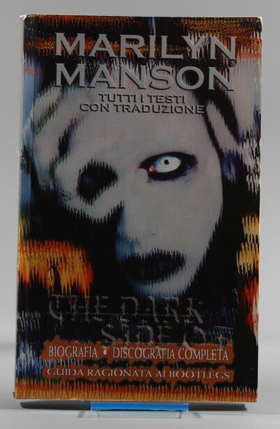 Front cover of the 1998 Italian volume Marilyn Manson – Tutti i testi con traduzione, published by Lo Vecchio.