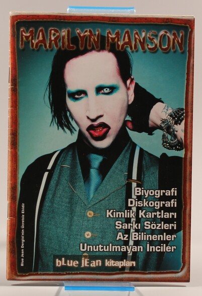 Front cover of the Turkish Marilyn Manson guide published in the Blue Jean Kitapları series